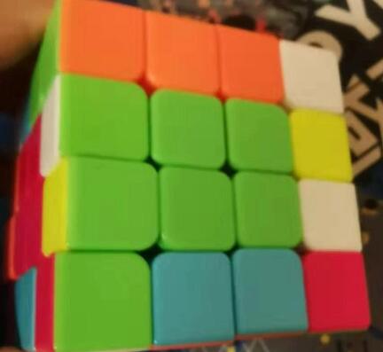 两个白绿棱块都在上面，但颜色不一致